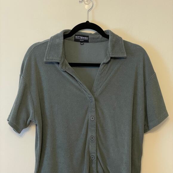 Kittenish M green cropped button down polo St. Patrick’s Day minimalist trendy - Picture 2 of 7